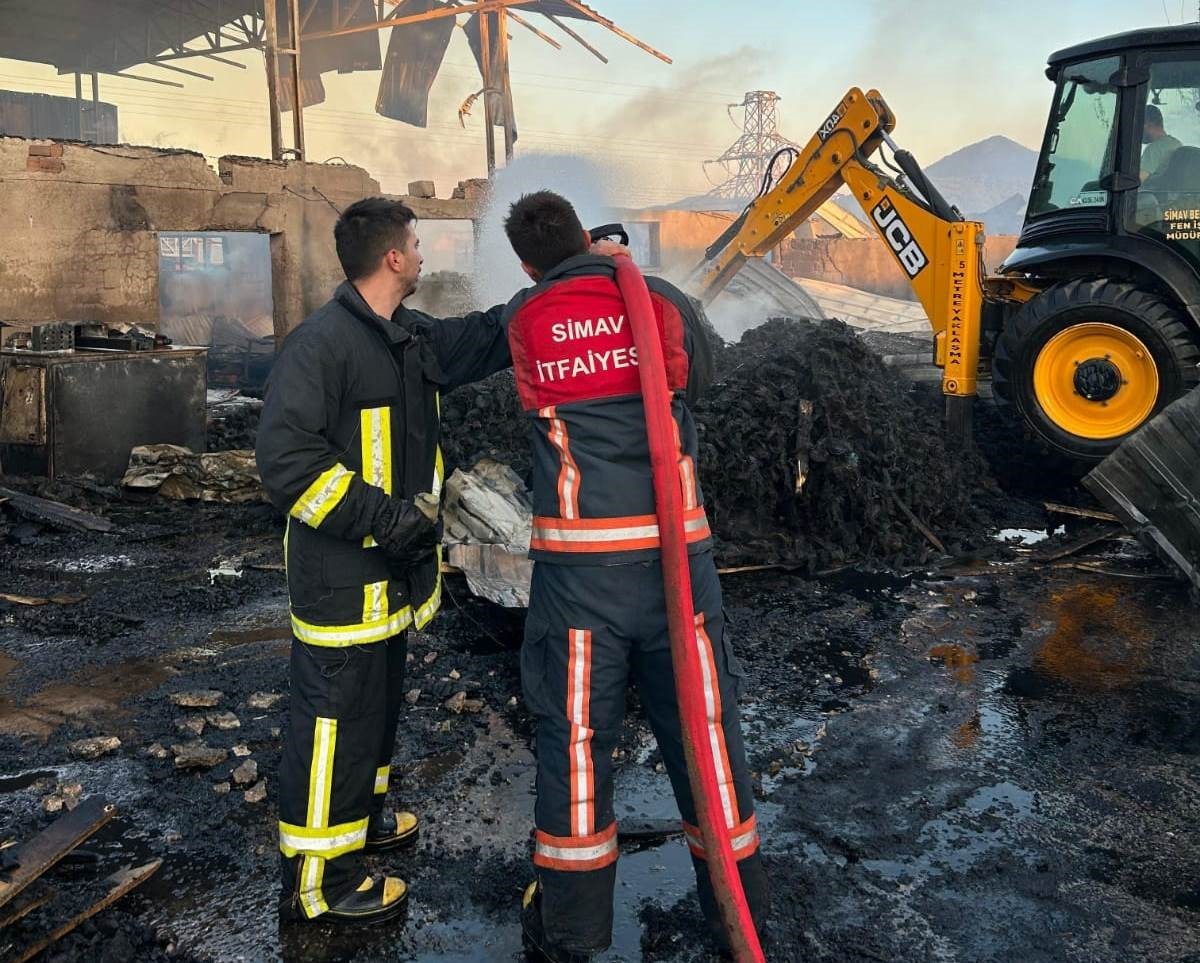 Simav&rsquo;da palet fabrikasında &ccedil;ıkan yangın s&ouml;nd&uuml;r&uuml;ld&uuml;
