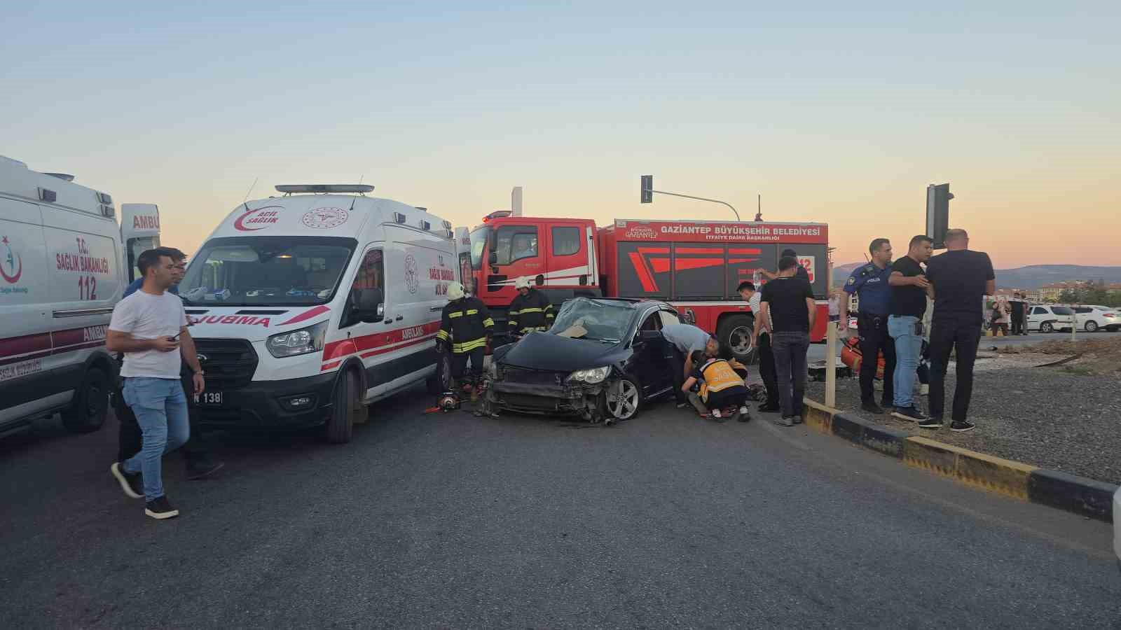 Gaziantep&rsquo;te tır ile otomobil &ccedil;arpıştı: Nişanlı &ccedil;ift yaralandı
