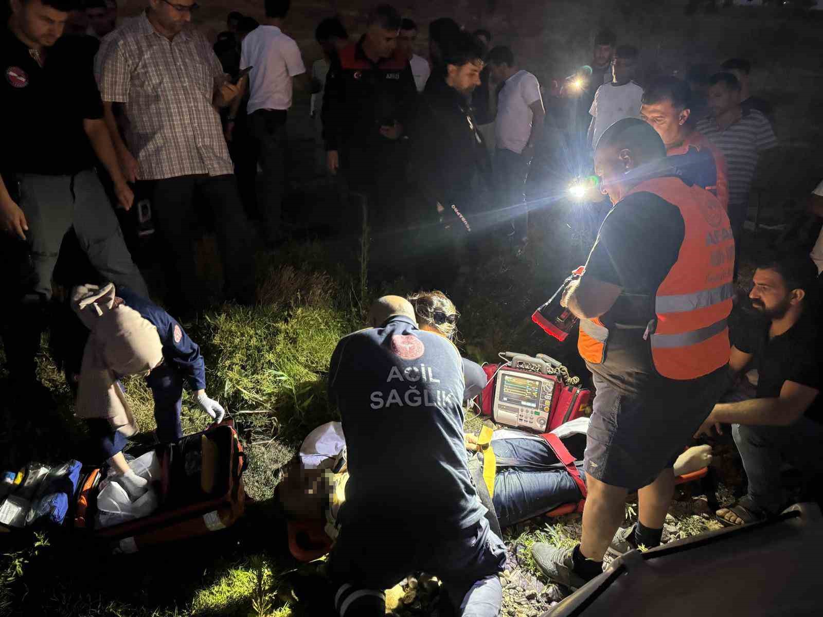Dicle Nehri’ne düşen genç, ekipler tarafından kurtarıldı