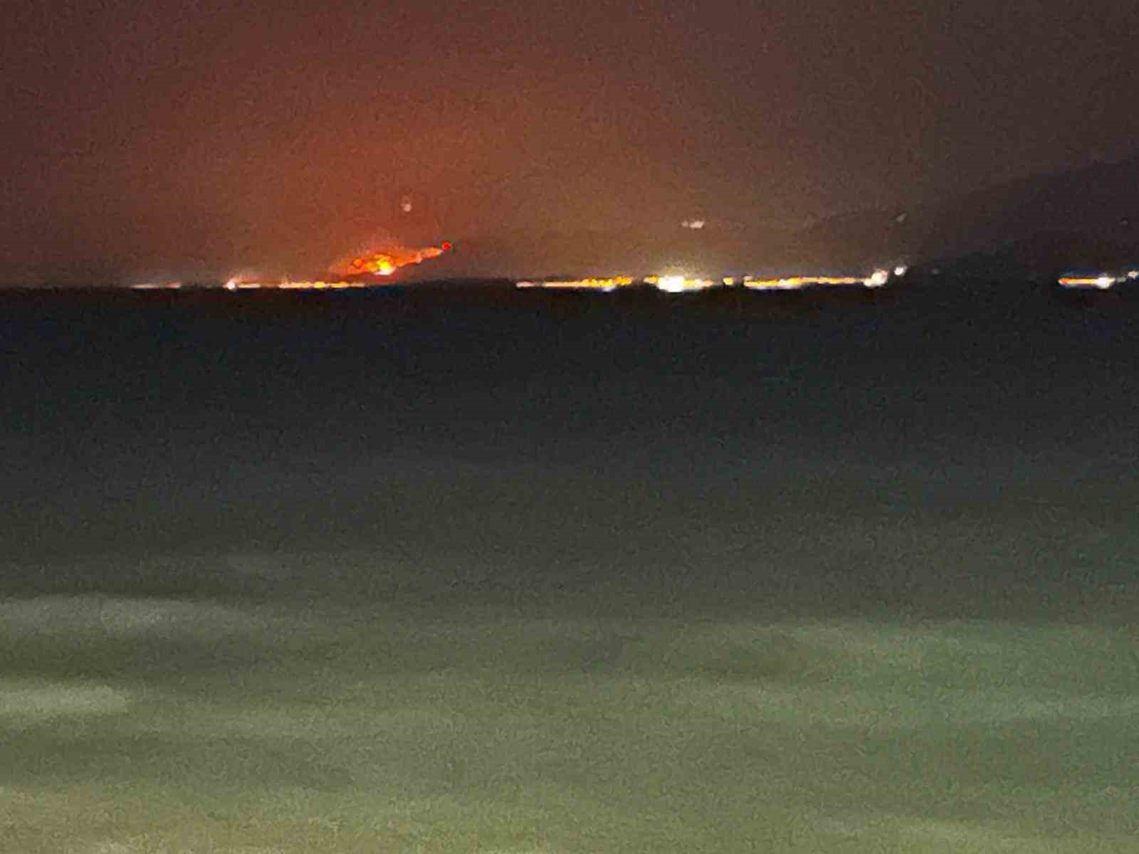 Seferihisar’daki alevler Kuşadası sahilinden görülüyor