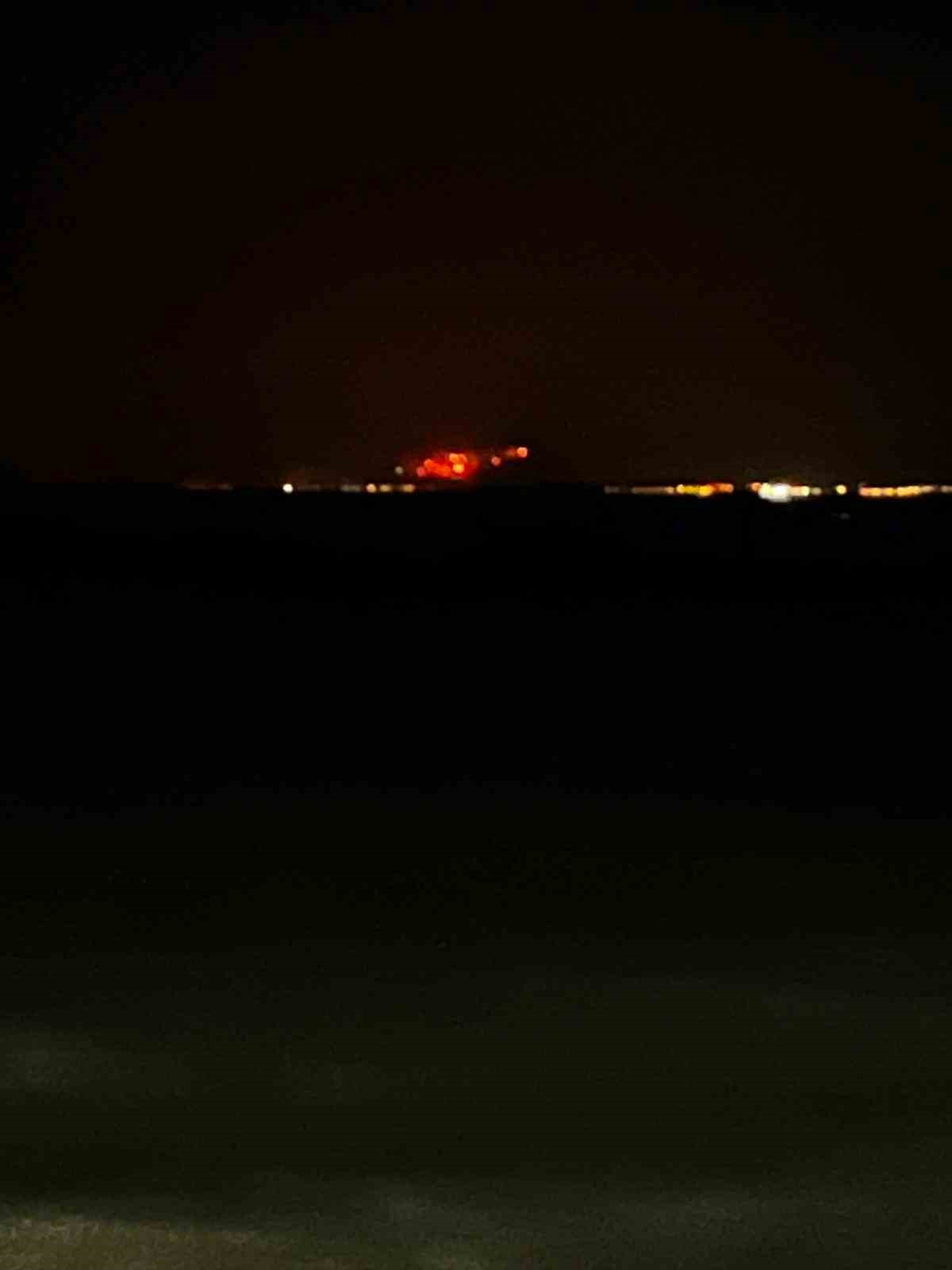 Seferihisar&rsquo;daki alevler Kuşadası sahilinden g&ouml;r&uuml;l&uuml;yor
