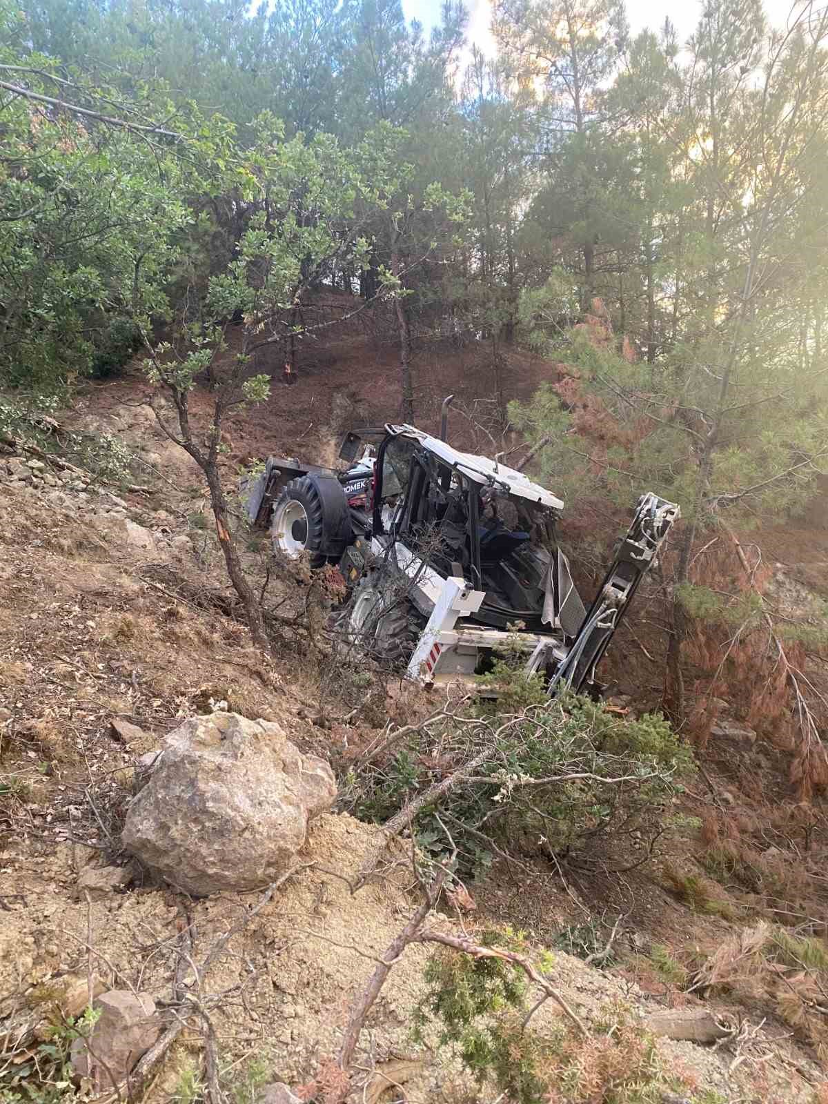 İş makinesi şarampole yuvarlandı, facianın eşiğinden dönüldü