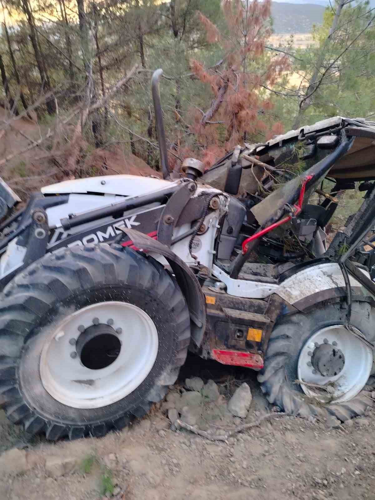 İş makinesi şarampole yuvarlandı, facianın eşiğinden d&ouml;n&uuml;ld&uuml;
