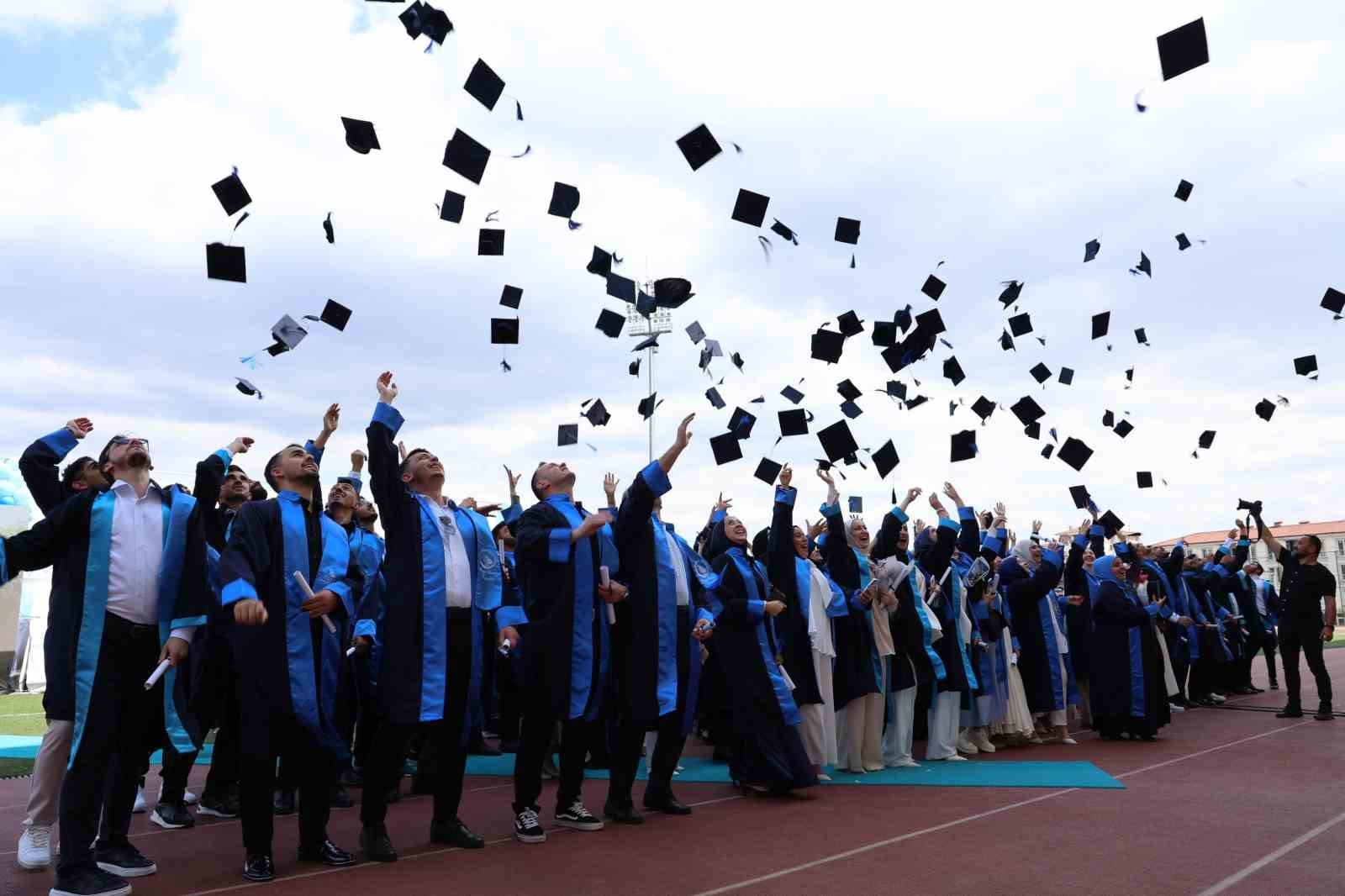 Düzce Üniversitesi’nde mezuniyet coşkusu