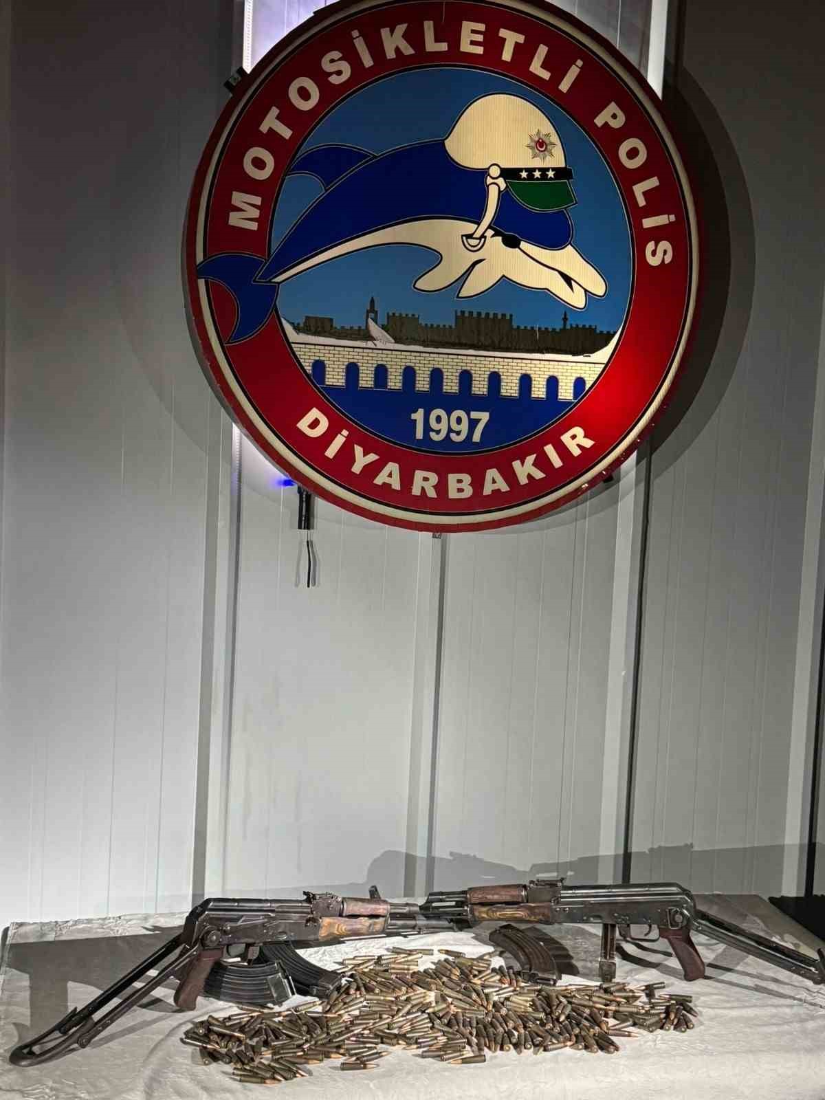 Polis uygulamasına takılan otomobilin kaputundan 2 adet kalaşnikof silah ele geçirildi
