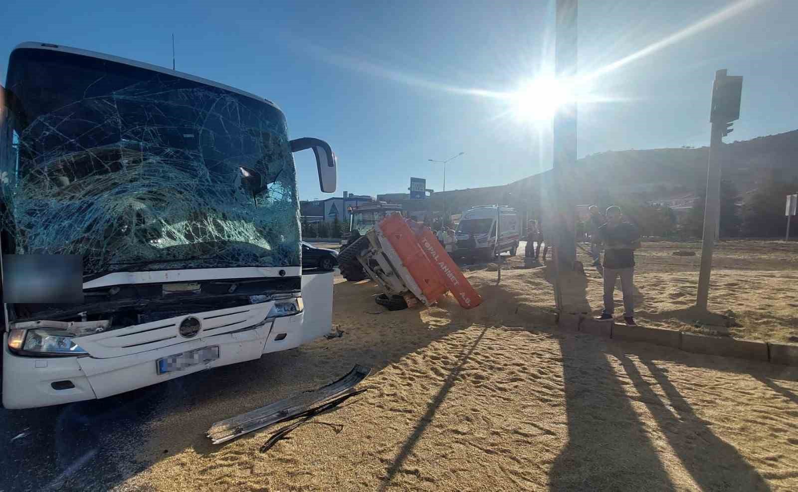 Yolcu otobüsü ile traktör çarpıştı: 3 yaralı