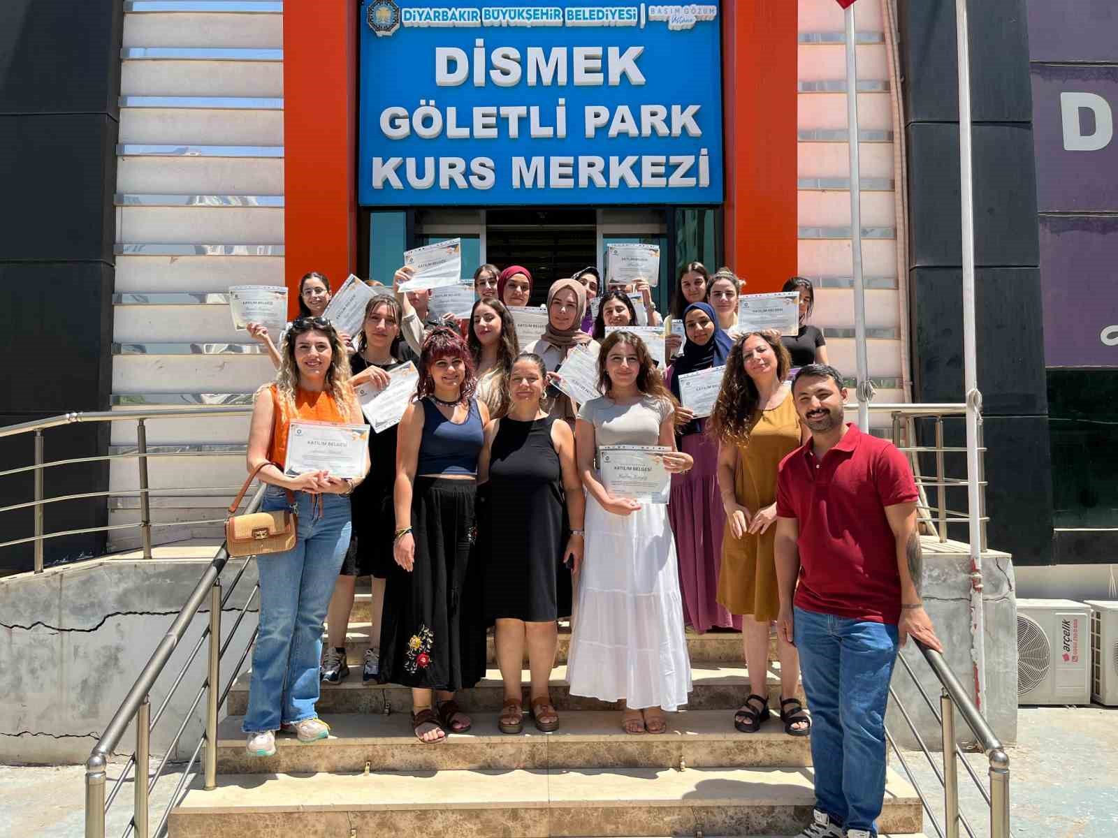 Bilgisayar eğitimlerini tamamlayan kadınlara sertifikaları verildi