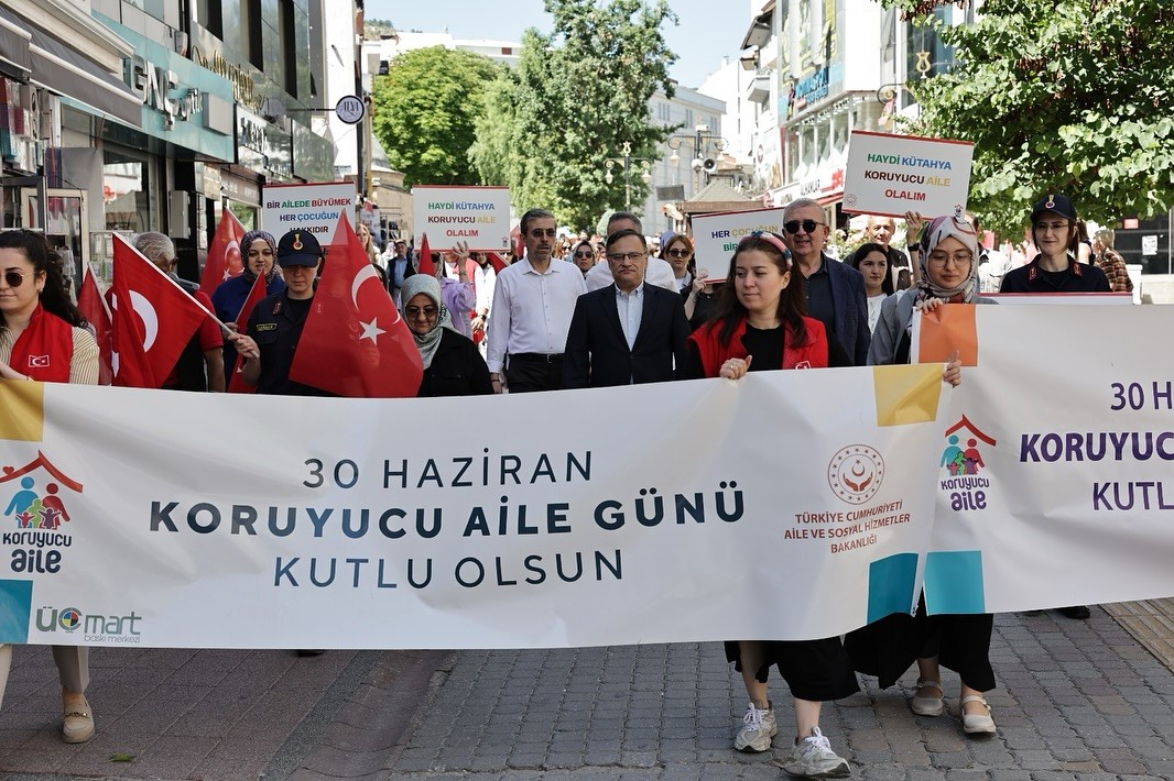 K&uuml;tahya&rsquo;da &rsquo;Koruyucu Aile Y&uuml;r&uuml;y&uuml;ş&uuml;&rsquo;ne yoğun katılım
