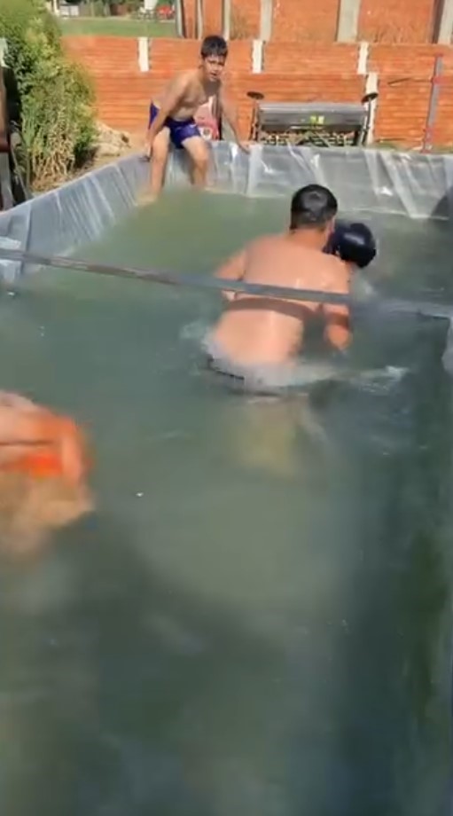 Kamyon kasasında havuz keyfi