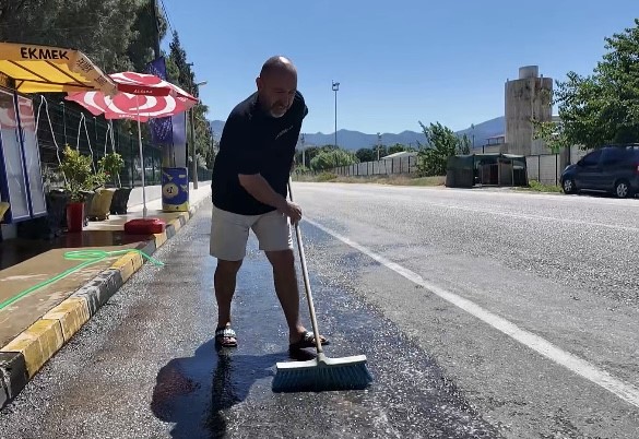 Çevreci bakkala Başkan Öküzcüoğlu’ndan plaket