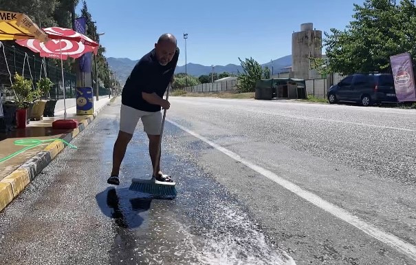 Çevreci bakkala Başkan Öküzcüoğlu’ndan plaket
