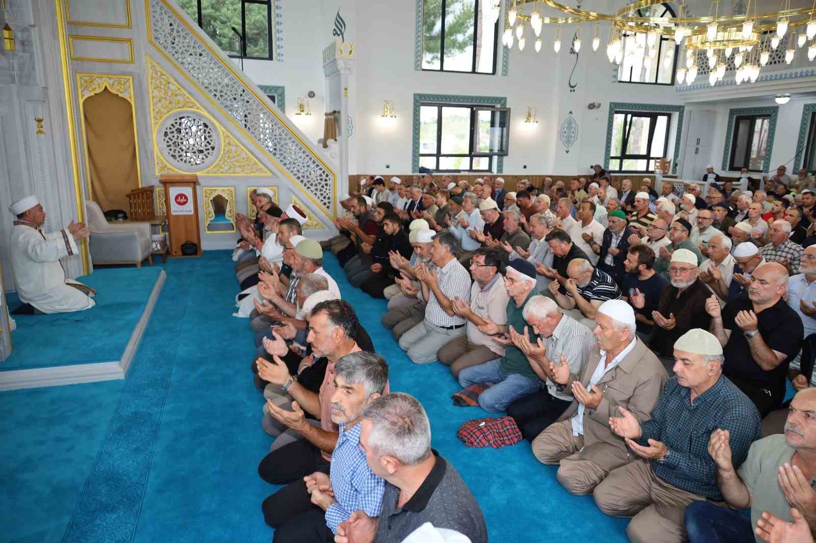 S&uuml;leyman Soylu&rsquo;nun da destek verdiği "Darboğaz Hz. Ebubekir Camisi" dualarla a&ccedil;ıldı
