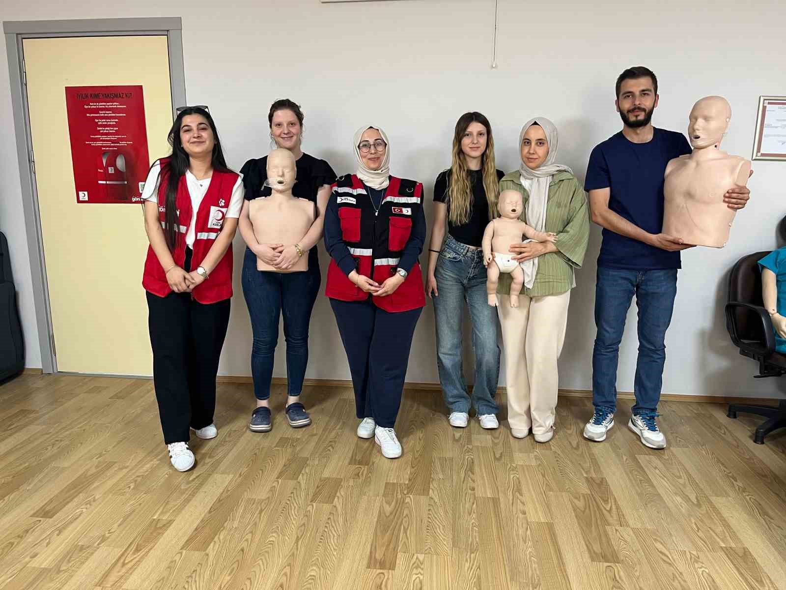 Türk Kızılay’dan ilk yardım eğitimleriyle hem bilinçlendirme hem destek