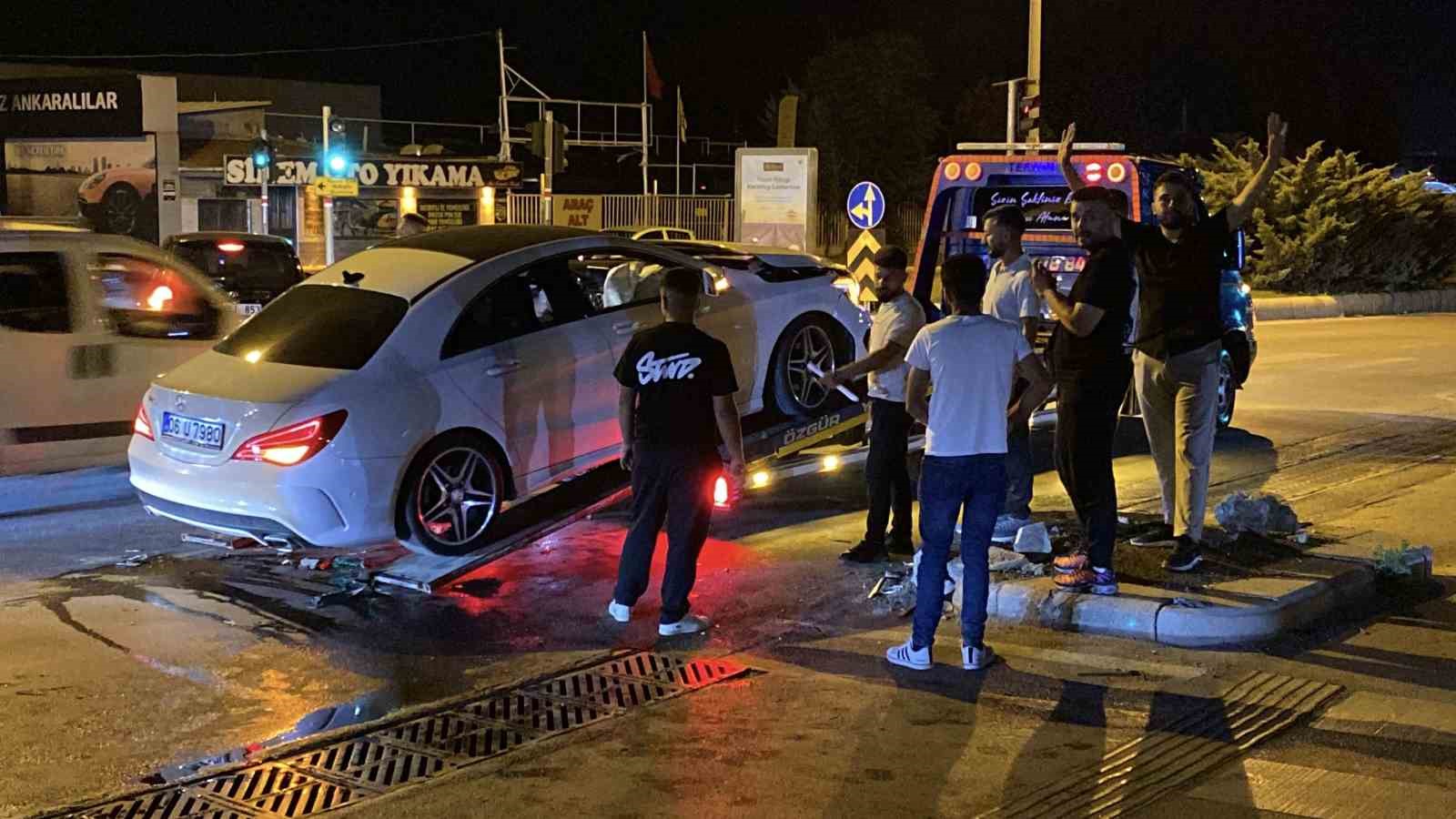 Kavşakta çarpışan 2 otomobilde maddi hasar oluştu