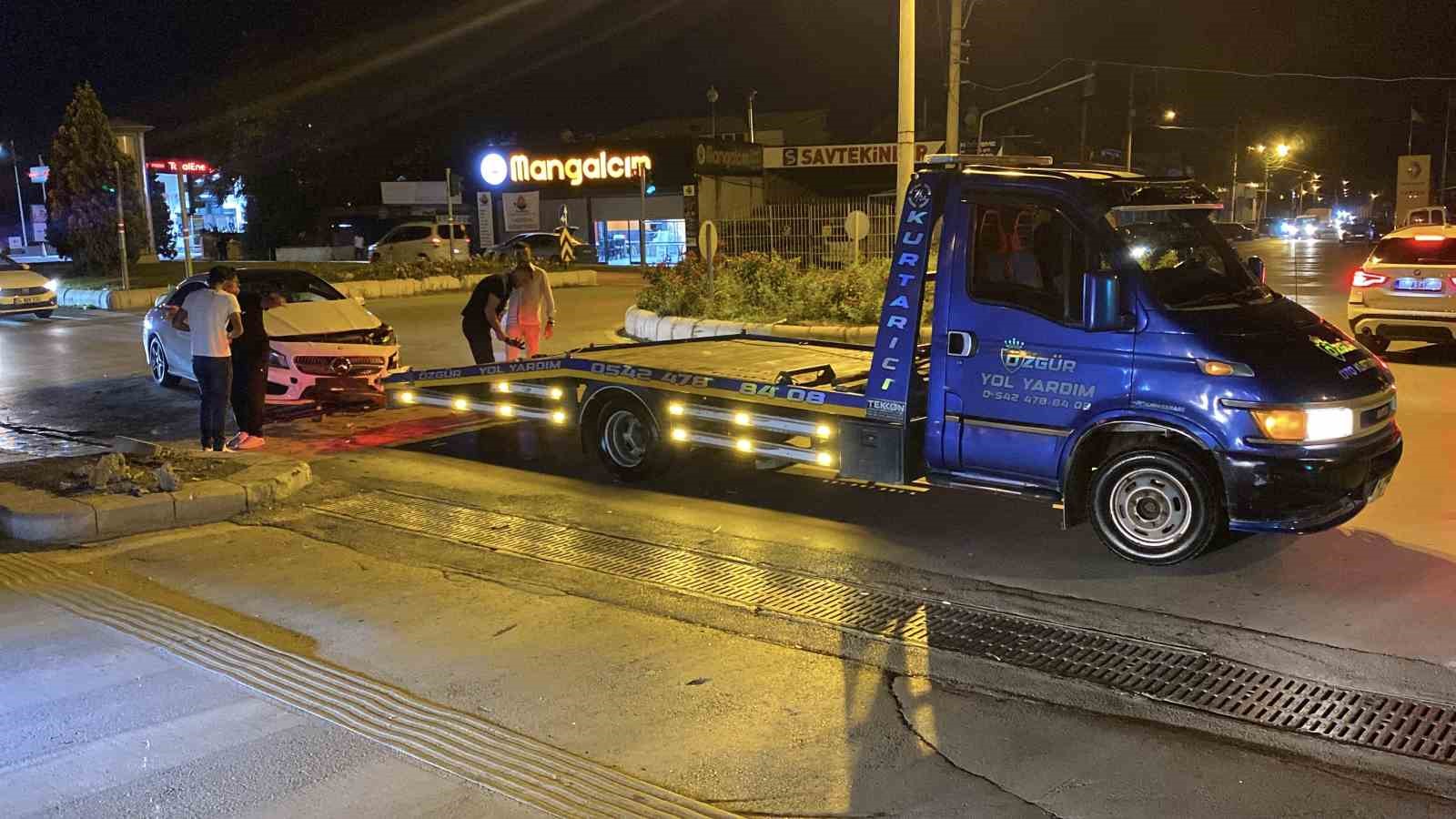 Kavşakta &ccedil;arpışan 2 otomobilde maddi hasar oluştu
