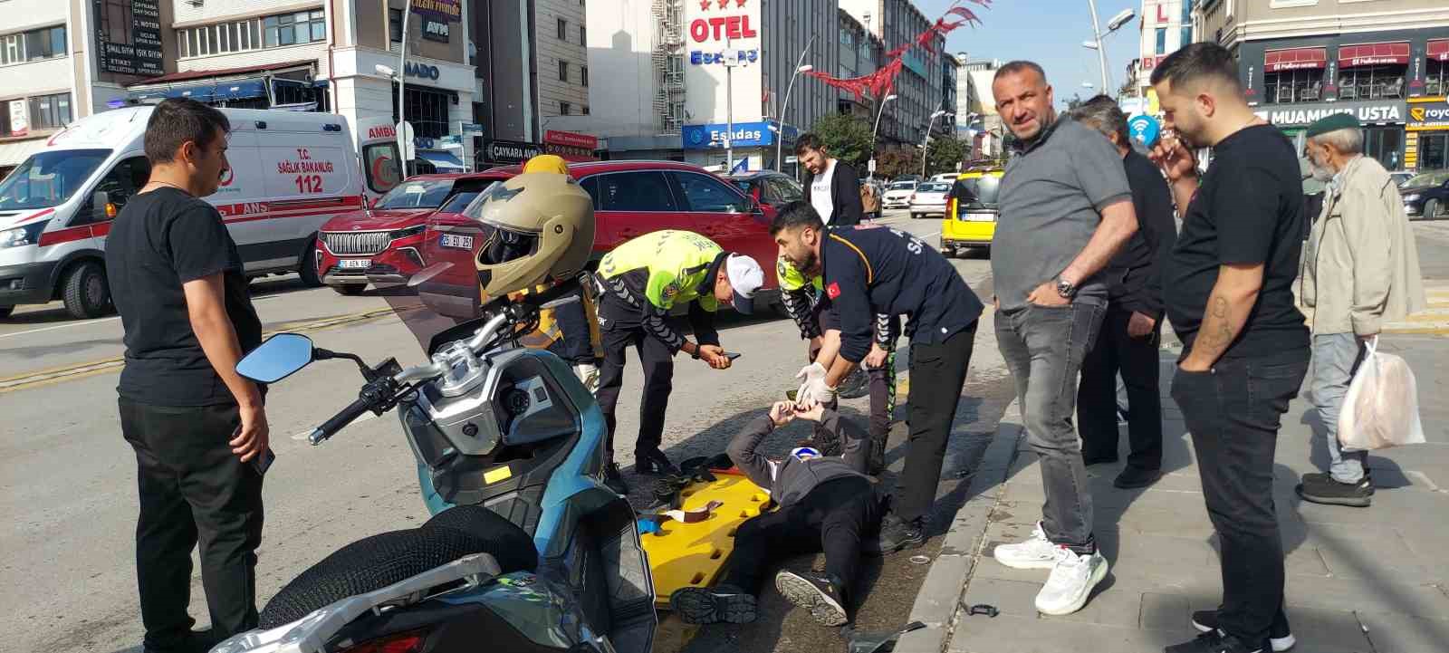 Motosiklet sürücüsü yola savruldu, cep telefonuyla iletişimini kesmedi