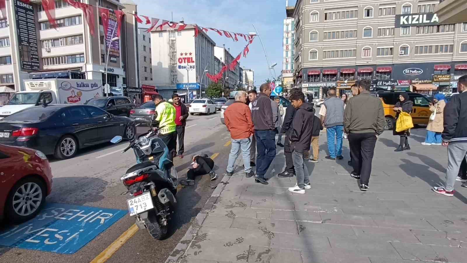 Motosiklet s&uuml;r&uuml;c&uuml;s&uuml; yola savruldu, cep telefonuyla iletişimini kesmedi
