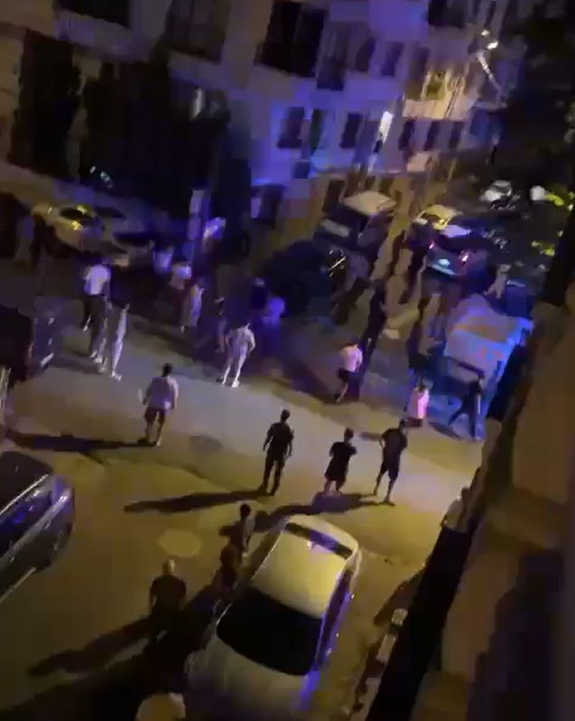 Gözü dönmüş adam ailesine saldırdı, müdahale etmek isteyenlere bıçak çekti