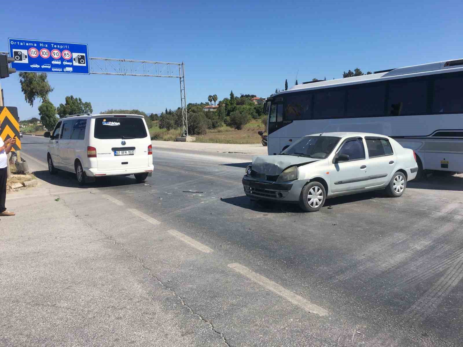 Tur aracı ile otomobil çarpıştı: 2 çocuk yaralandı