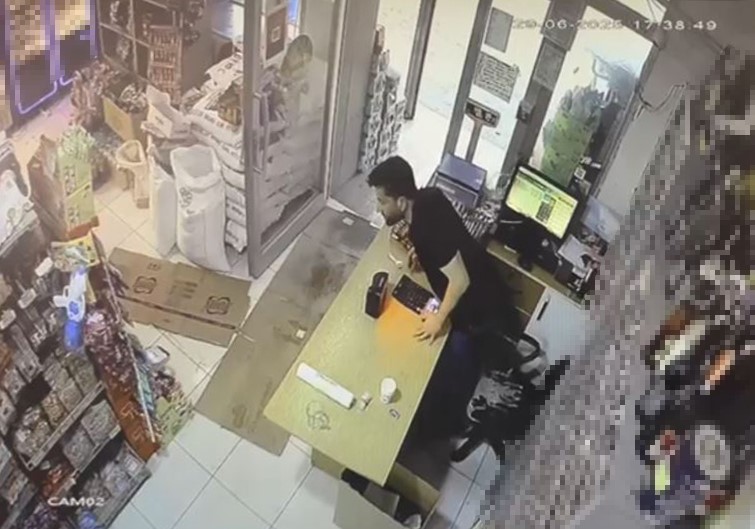 Markette kutuyu hareket ettiren kedi panik yaşattı: O anlar kamera yansıdı
