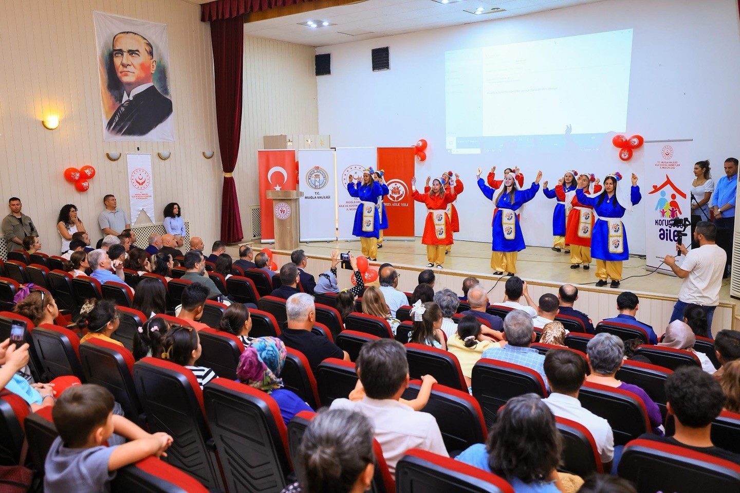 Vali Akbıyık, koruyucu aile G&uuml;n&uuml;&rsquo;nde Yatağan&rsquo;da ailelerle buluştu
