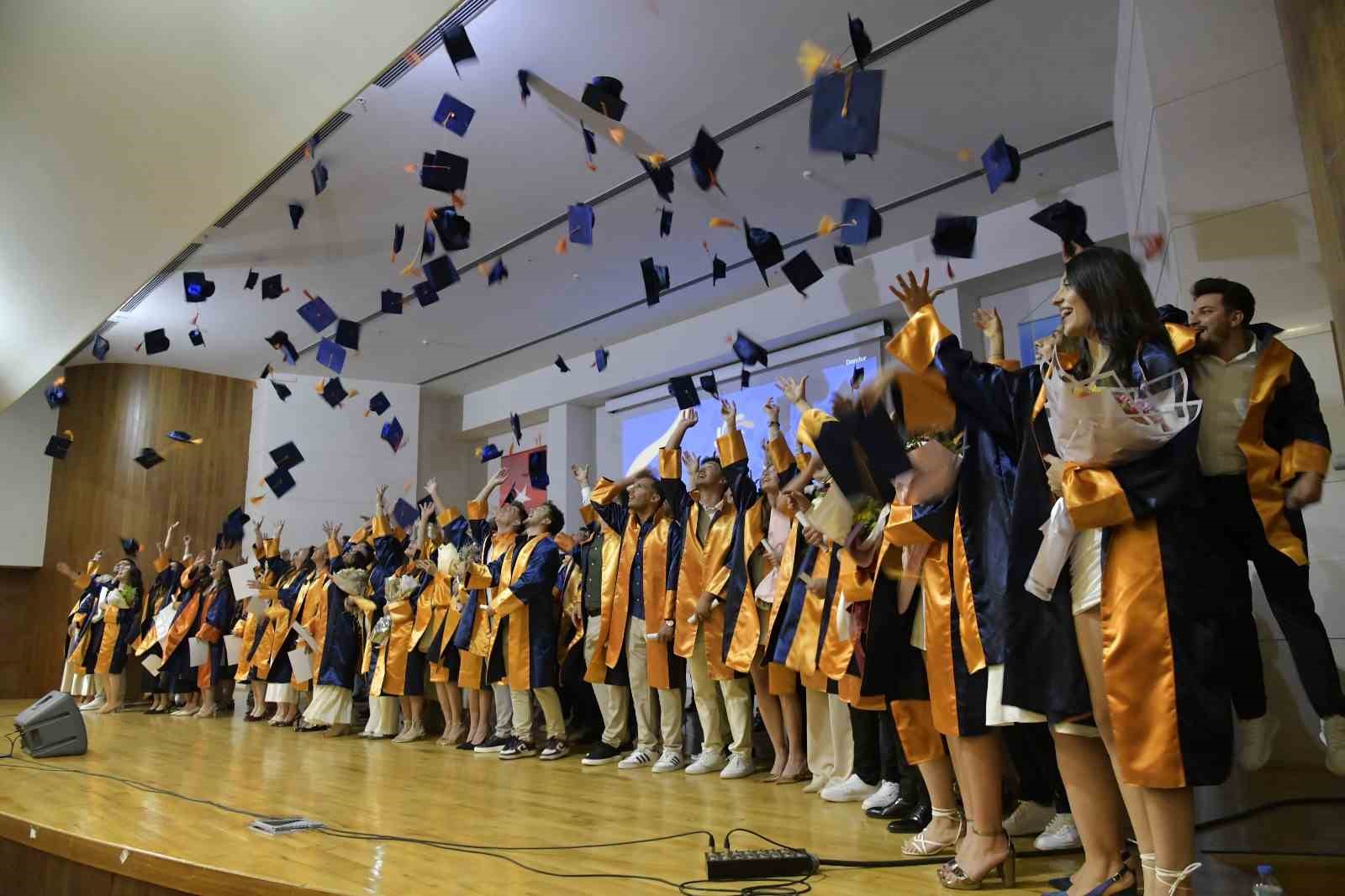 MSKÜ Mimarlık ve İlahiyat Fakültesi’nde mezuniyet coşkusu