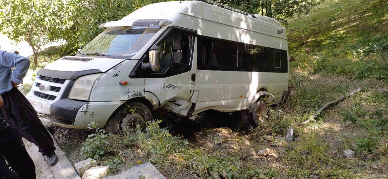 Hakkari’de minibüs takla attı, 7 kişi yaralandı