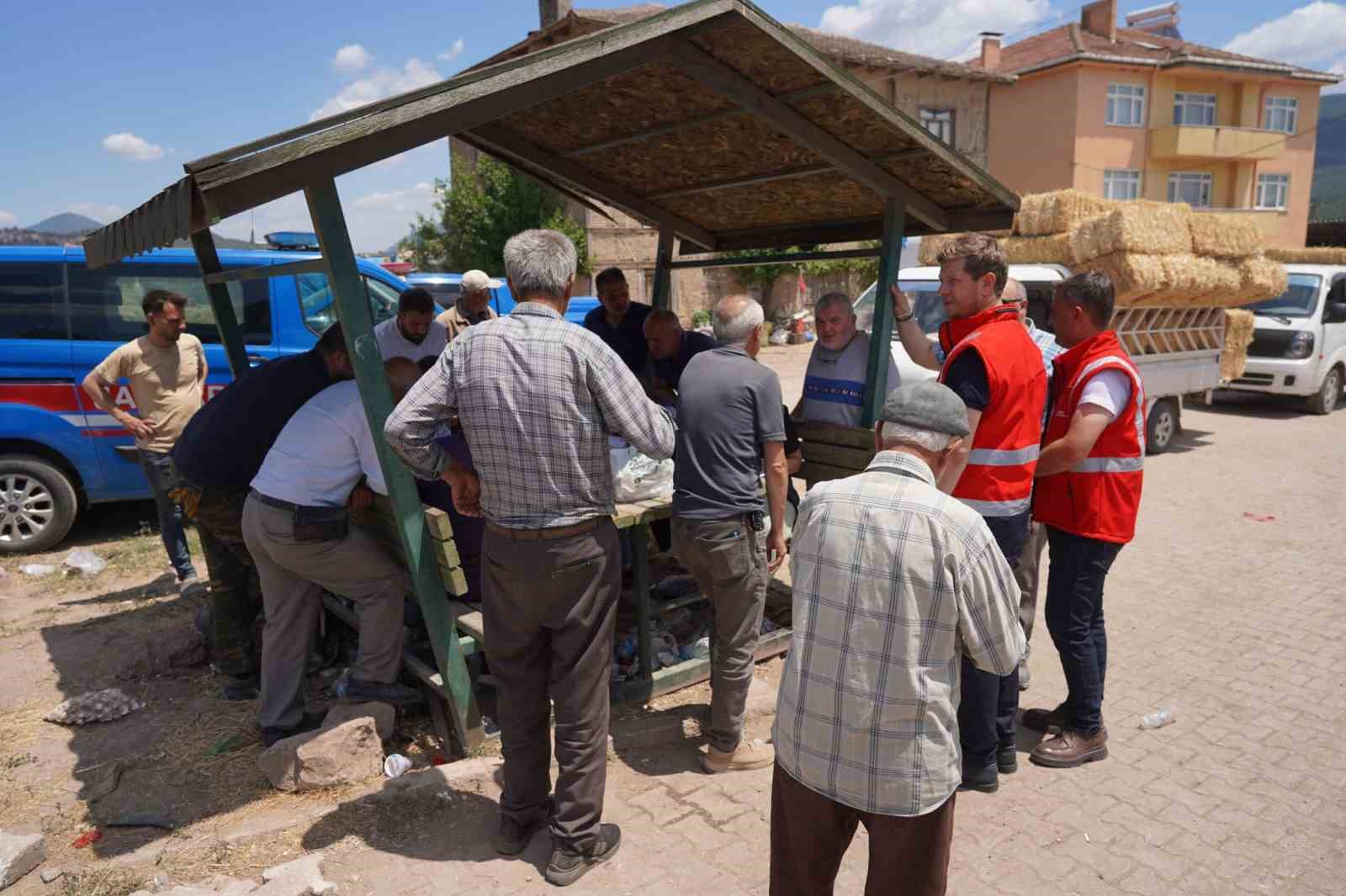 Bilecik Belediyesi çalışanları yangın bölgesindeki çalışmalarını sürdürüyor