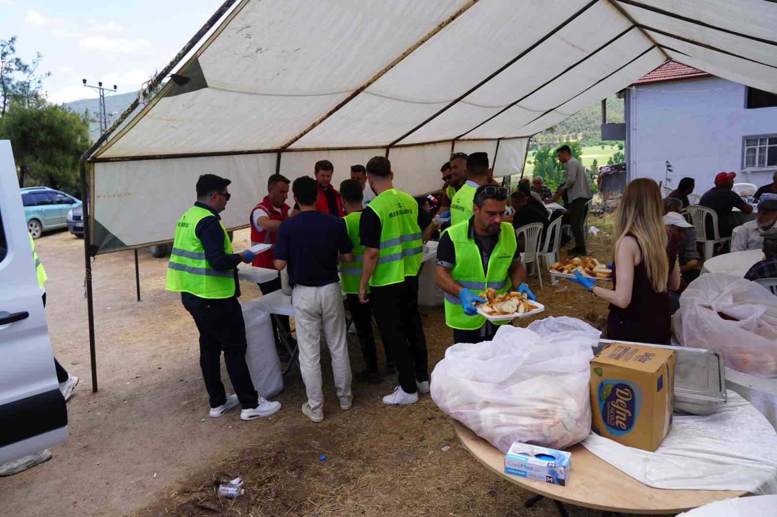Bilecik Belediyesi &ccedil;alışanları yangın b&ouml;lgesindeki &ccedil;alışmalarını s&uuml;rd&uuml;r&uuml;yor

