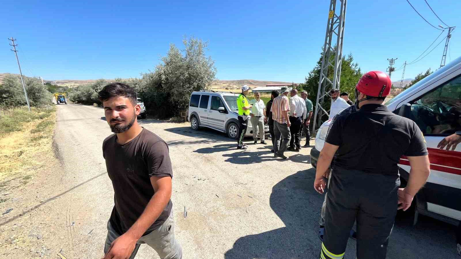 Elazığ&rsquo;da ara&ccedil; direğe &ccedil;arptı: 1 yaralı
