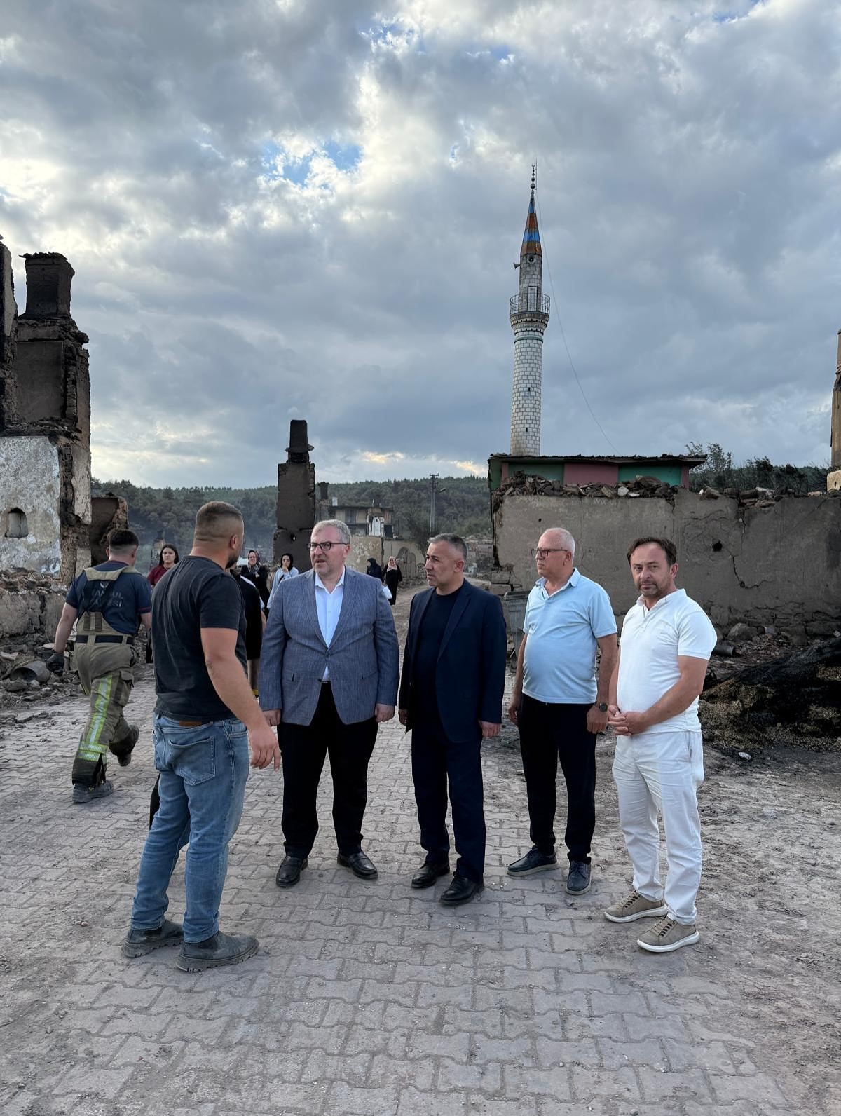 AK Parti heyeti yangın bölgesinde
