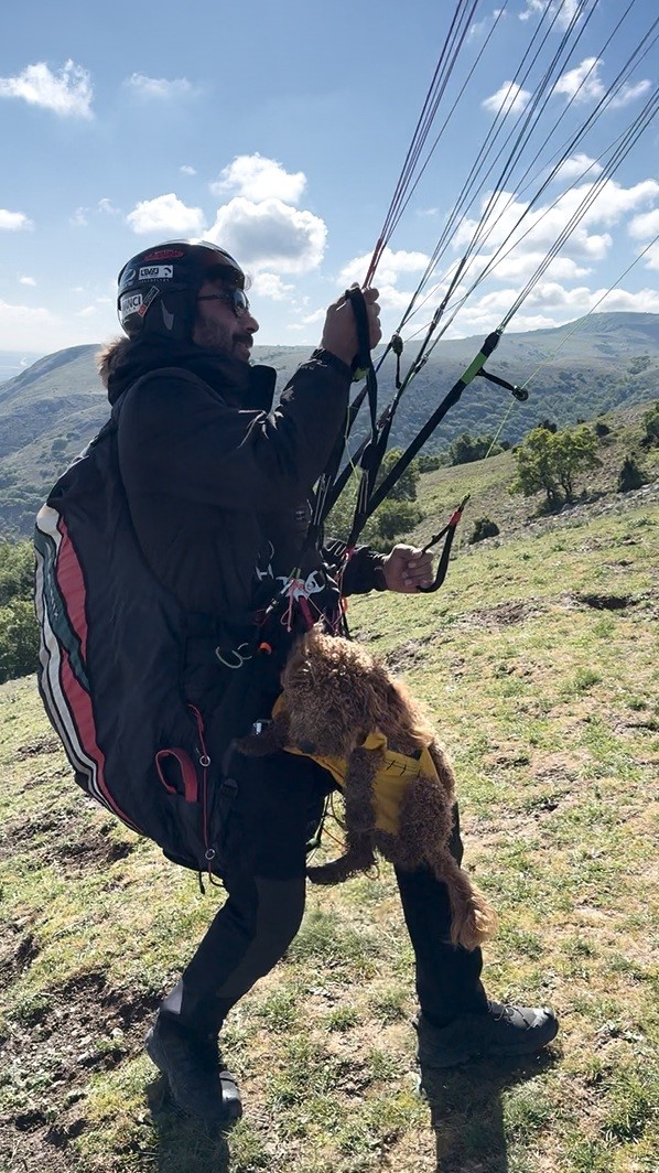 Toby isimli k&ouml;pek paraş&uuml;tle atlayıp 330 metrede u&ccedil;uş deneyimi yaşadı
