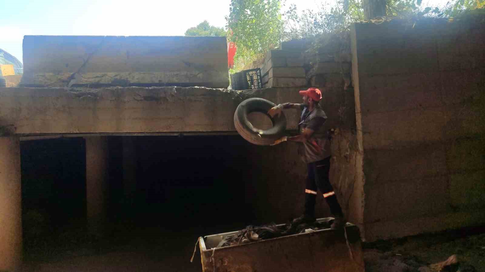 Çöpler arasında lastik bile çıktı