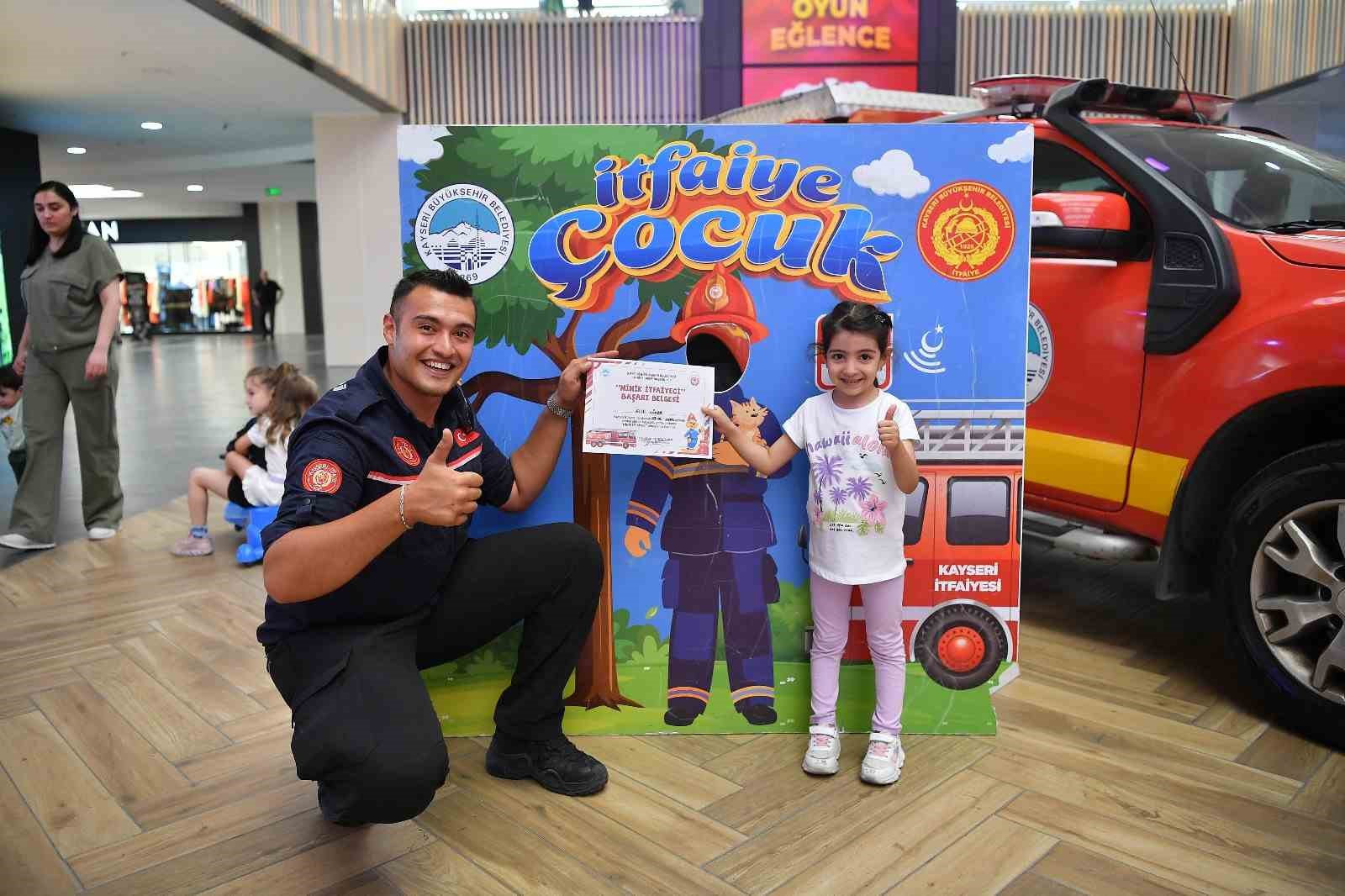 B&uuml;y&uuml;kşehir İtfaiye&rsquo;den AVM&rsquo;de miniklere eğlence dolu eğitim
