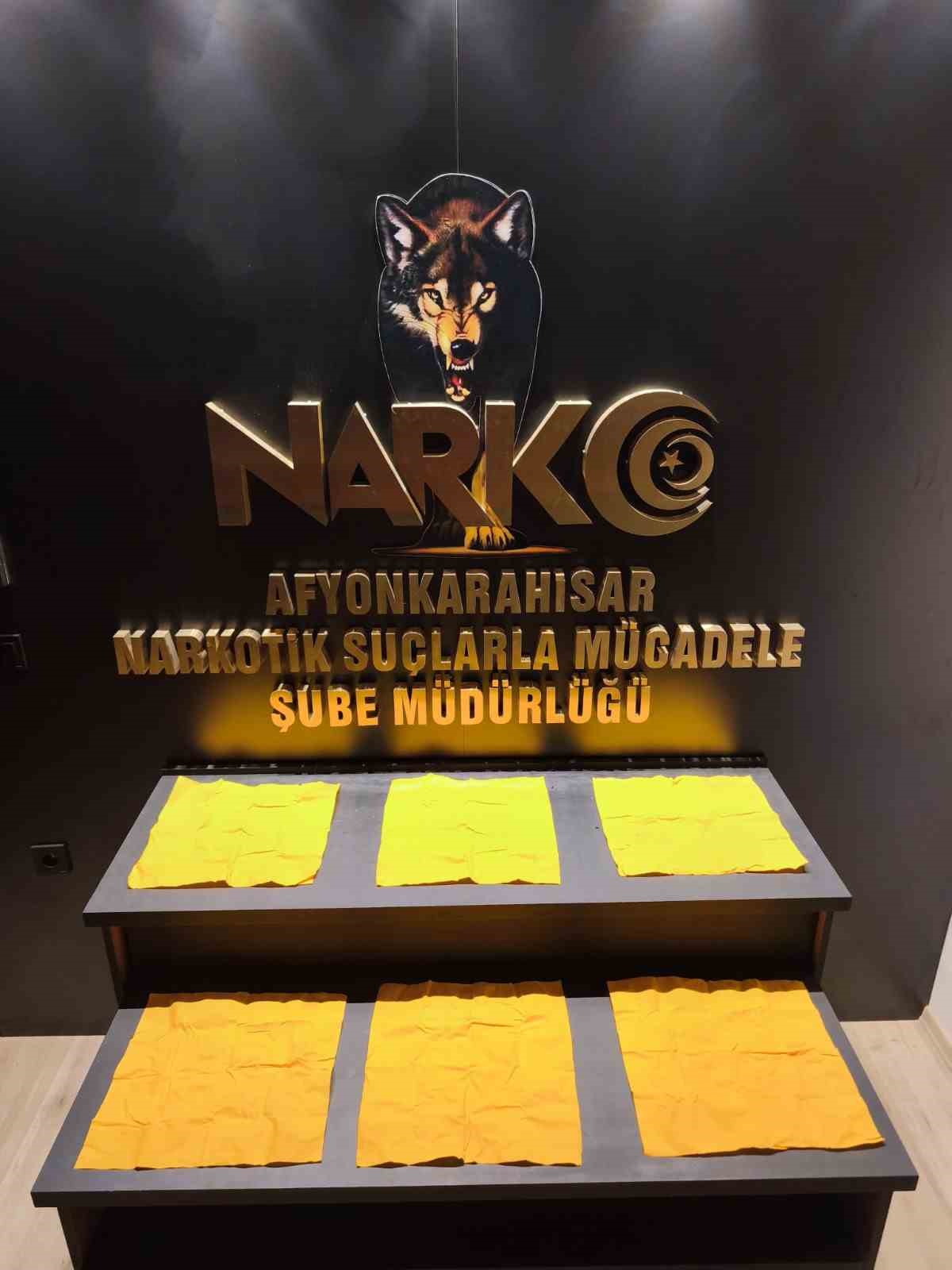 Otomobilin teybinin arkasındaki uyuşturucu zulasını polis patlattı