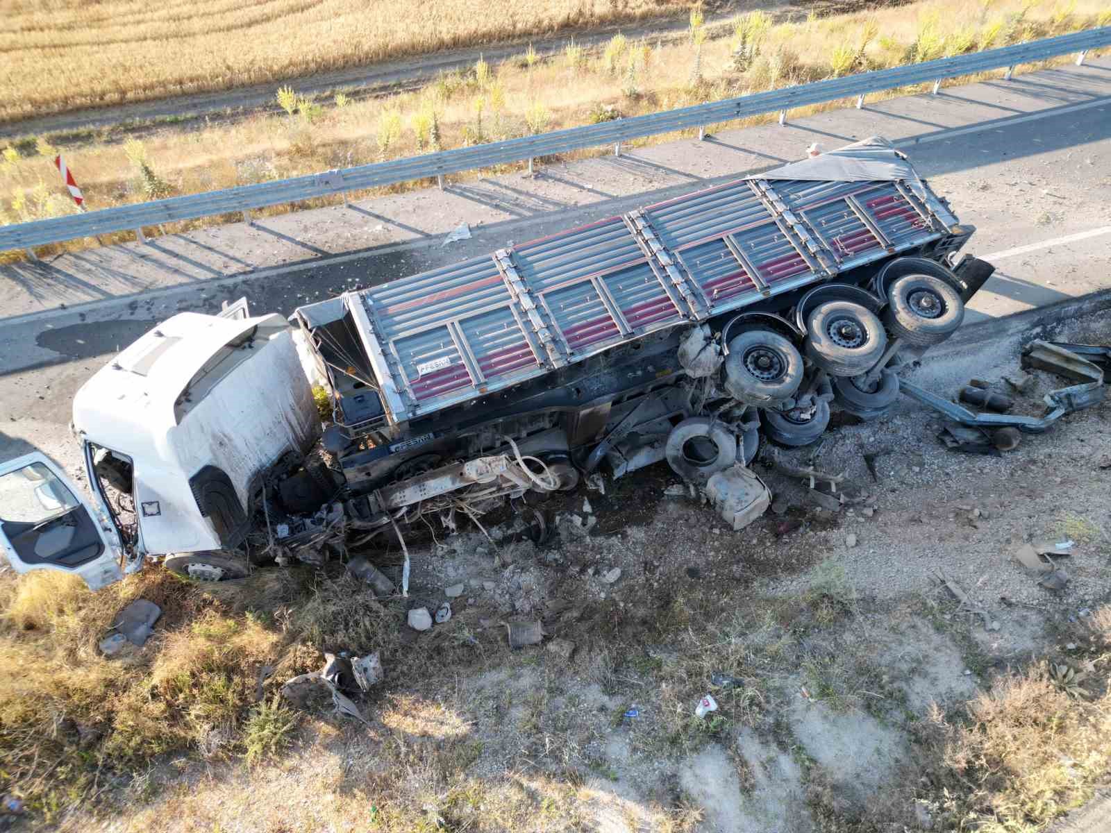 Devrilen tırın sürücü kabini parçalandı, bir kişi yaralandı
