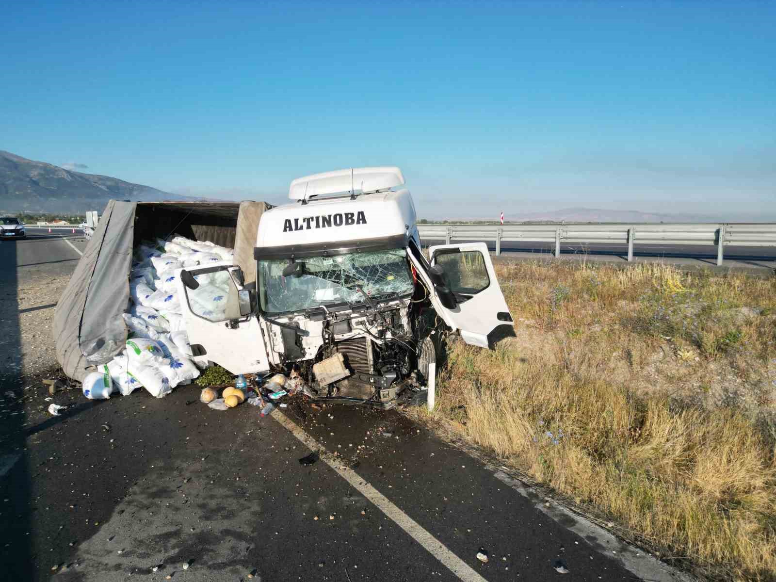 Devrilen tırın s&uuml;r&uuml;c&uuml; kabini par&ccedil;alandı, bir kişi yaralandı
