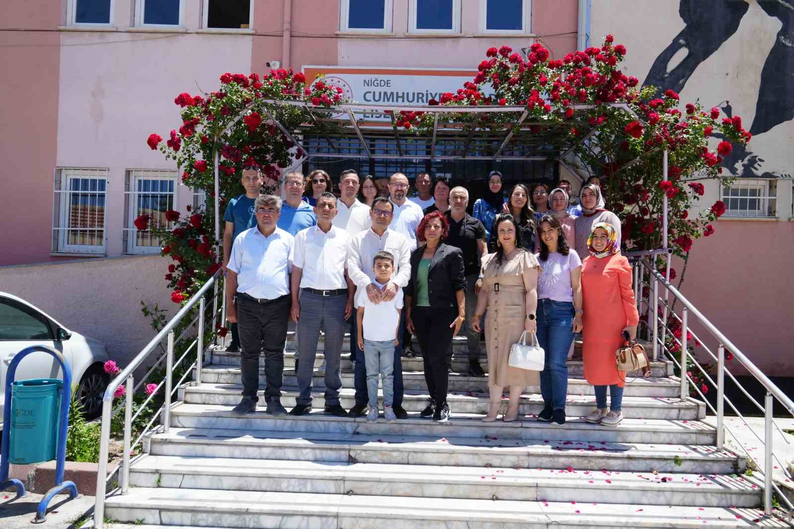 Pembe öğretmen o duygusal anları paylaştı: "Çok gururlandım"