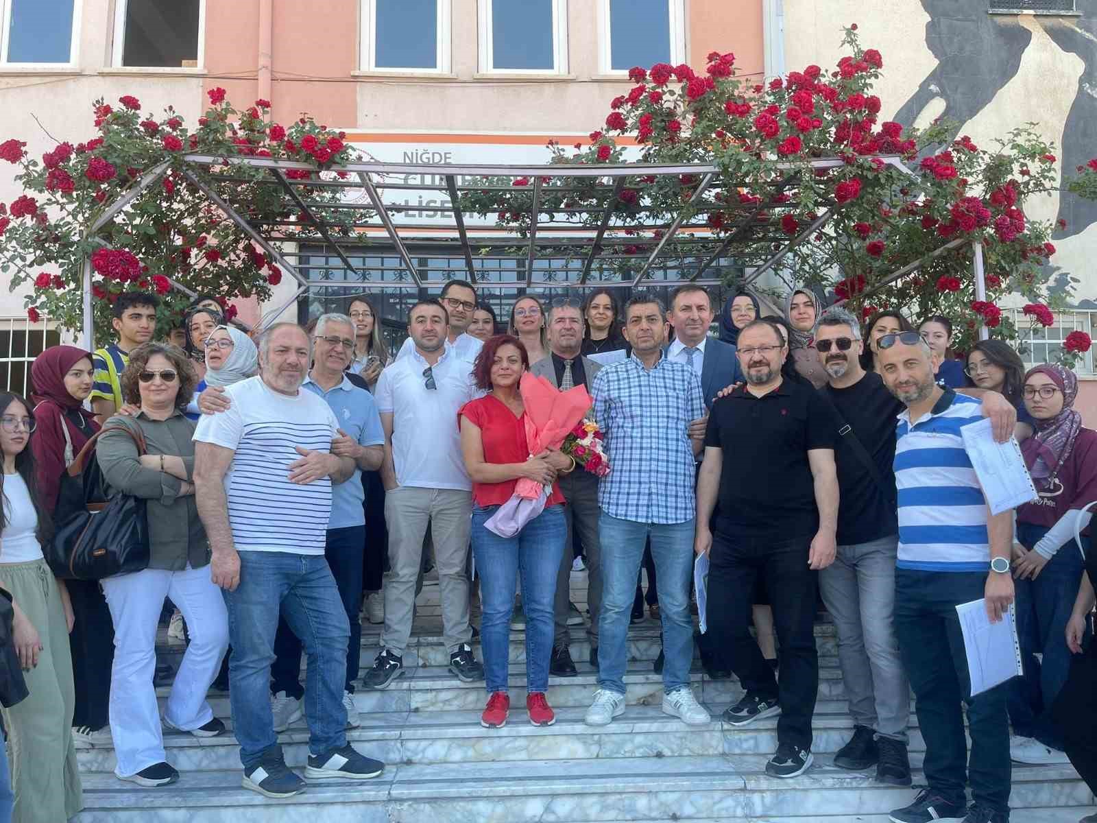Pembe &ouml;ğretmen o duygusal anları paylaştı: "&Ccedil;ok gururlandım"
