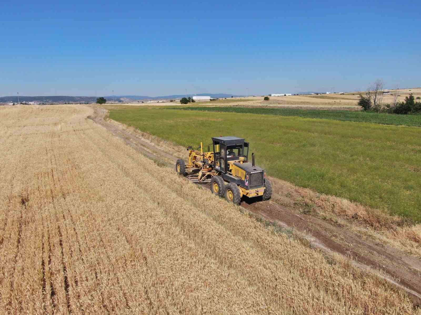 İn&ouml;n&uuml;&rsquo;de hasat &ouml;ncesi tarla yollarında &ccedil;alışma devam ediyor
