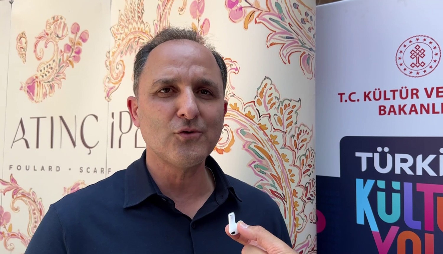 Kozahan&rsquo;daki ipek baskı şovu izleyenleri b&uuml;y&uuml;ledi
