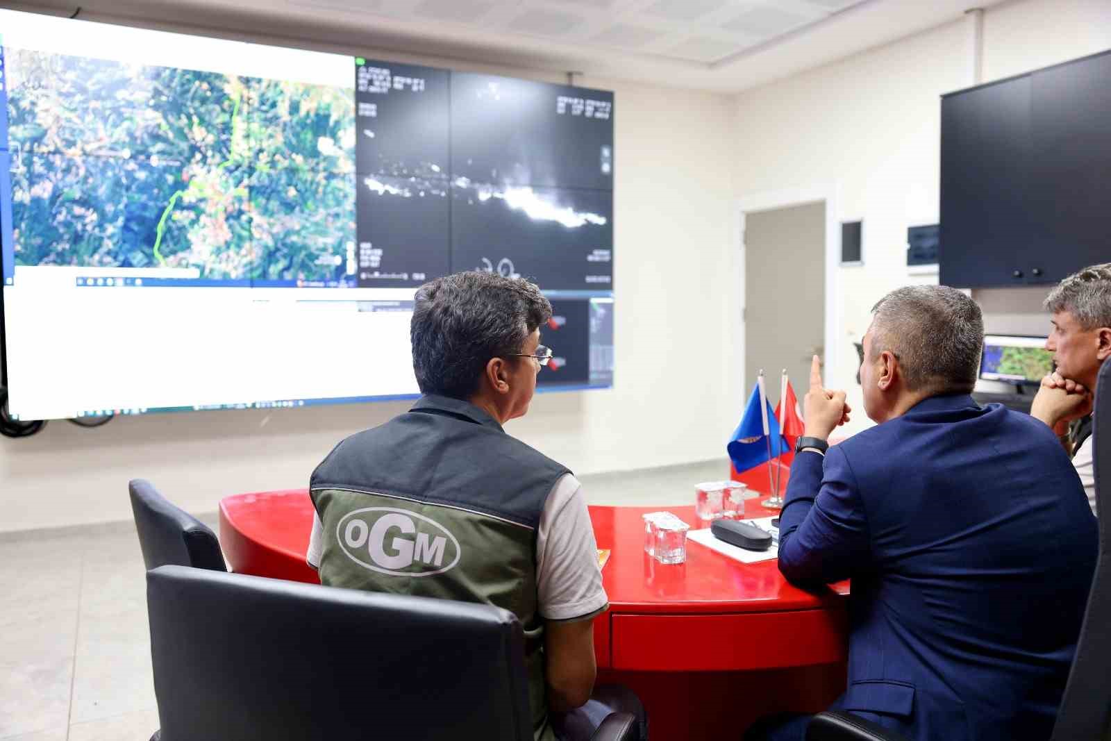 Vali Toros Yangın Yönetim Merkezinde incelemelerde bulundu