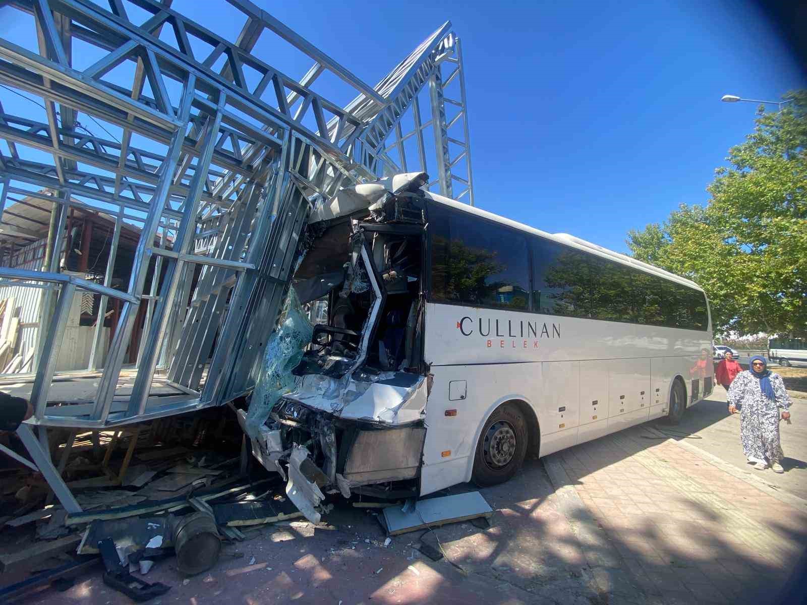 Otel servis otobüsü, midibüs ve kamyonun karıştığı kazada 21 kişi yaralandı