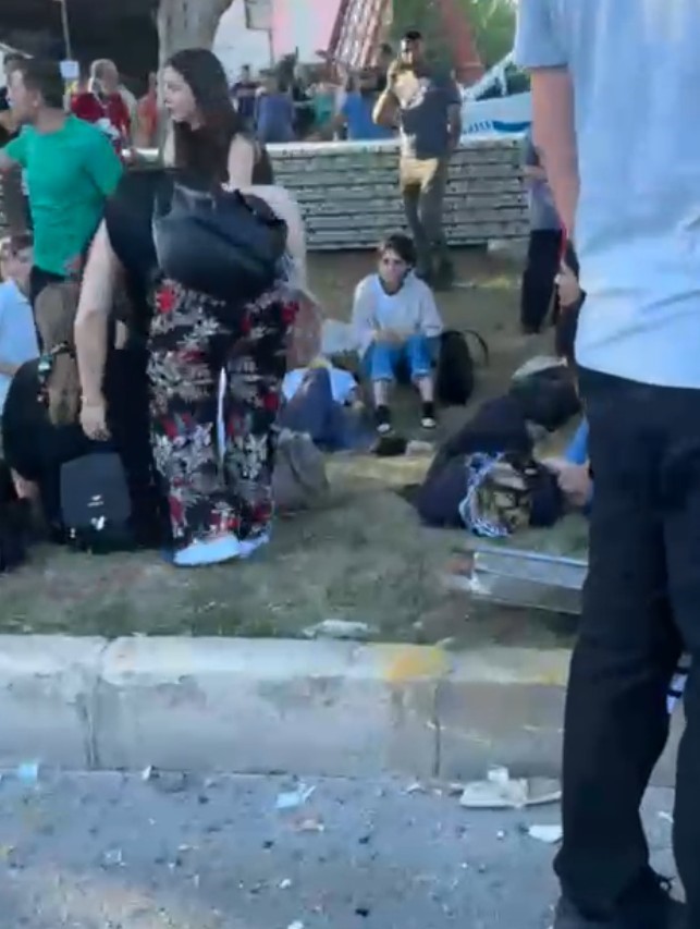 Otel servis otob&uuml;s&uuml;, midib&uuml;s ve kamyonun karıştığı kazada 21 kişi yaralandı
