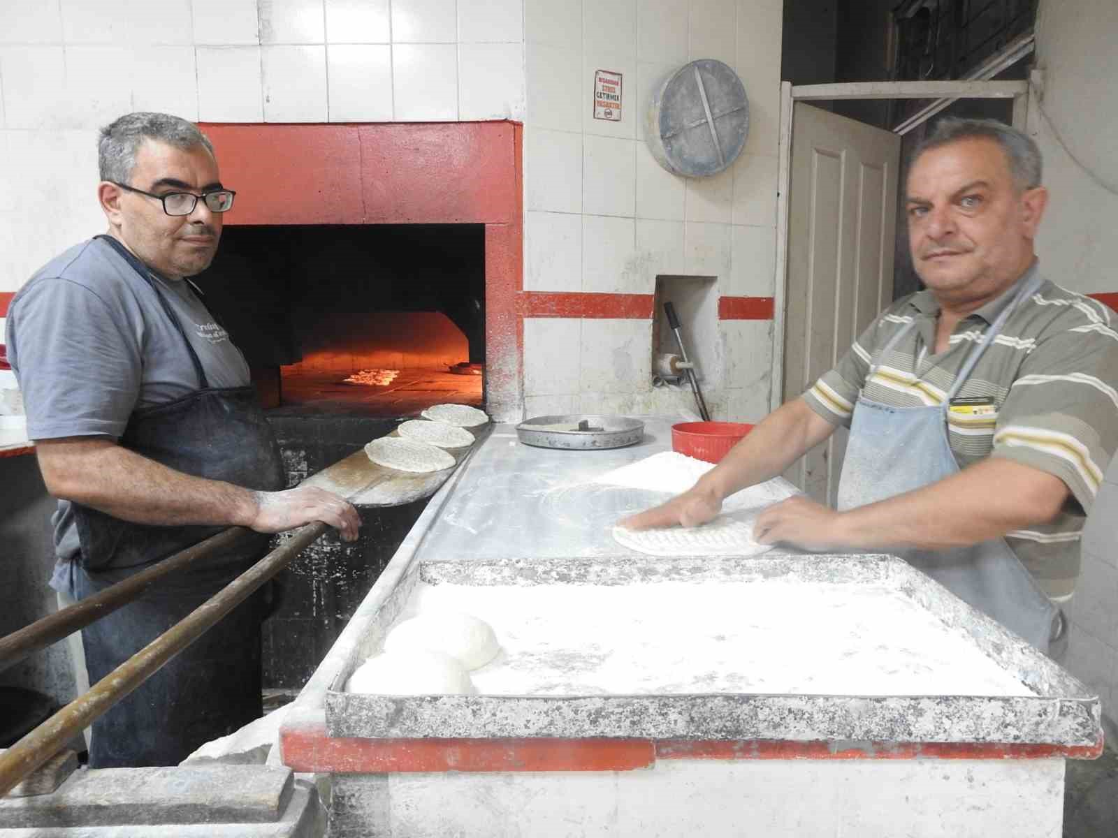 Fırın çalışanlarının sıcak havadaki zorlu mesaisi