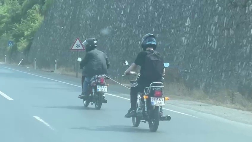 Yolda arızalanan motosiklet, başka bir motosikletliyle halata bağlanarak ilerledi
