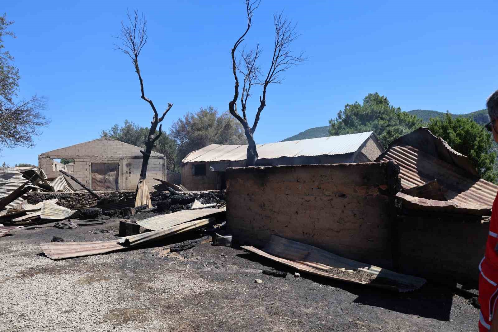 Kozan&rsquo;daki yangında hasar tespit &ccedil;alışmaları yapıldı
