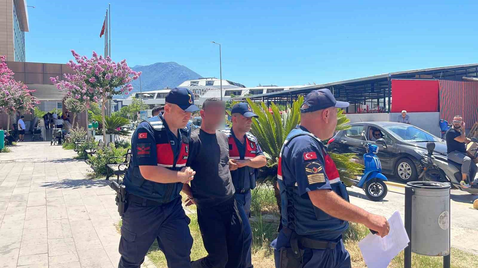 Birlikte yaşadığı eski eşini bıçakla yaraladı