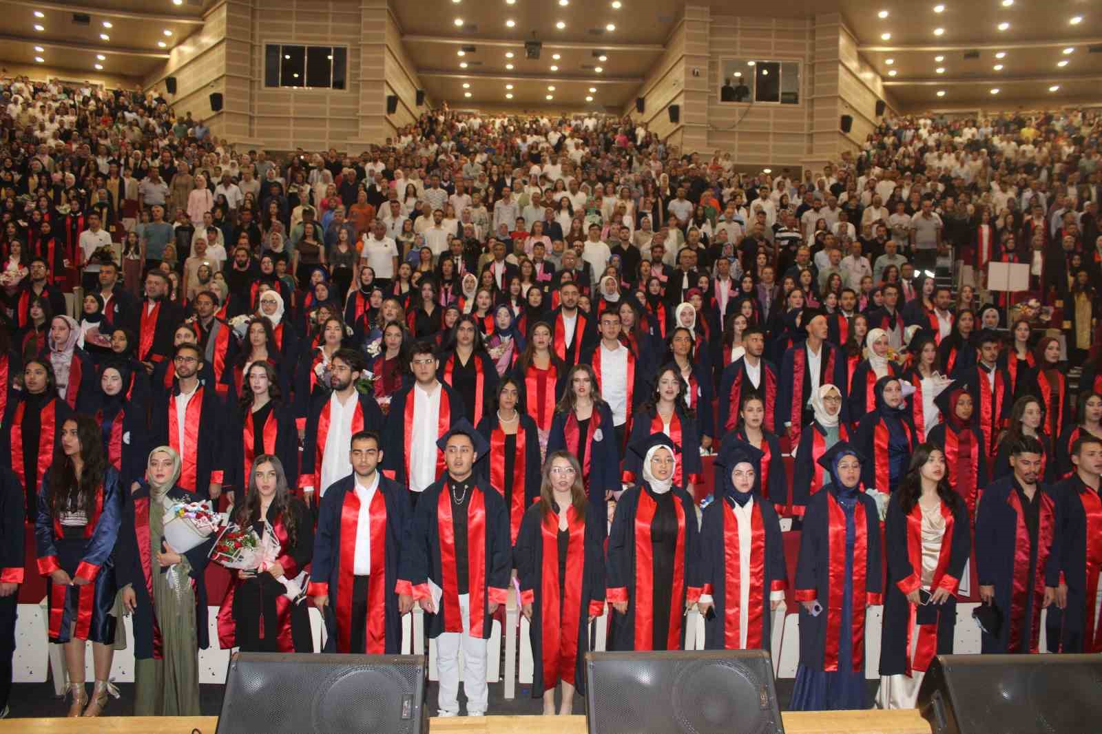 ERÜ Sağlık Hizmetleri Meslek Yüksekokulu 34. Dönem mezunlarını verdi