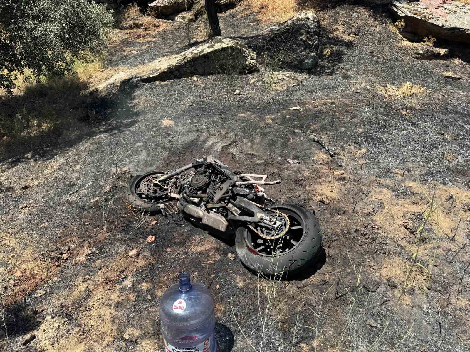 Kaza sonrası çıkan yangın, yol kenarına bırakılan su bidonlarıyla söndürüldü
